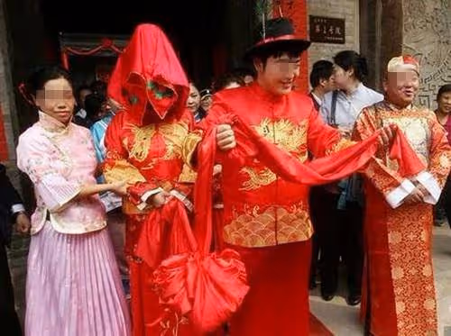 為了給弟弟買房，母親逼我嫁給一位三婚男，半年後，她跪在門口求我離婚