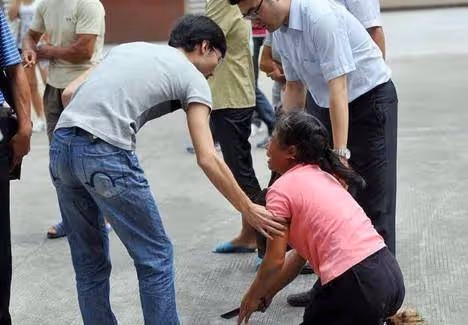 為了給弟弟買房，母親逼我嫁給一位三婚男，半年後，她跪在門口求我離婚