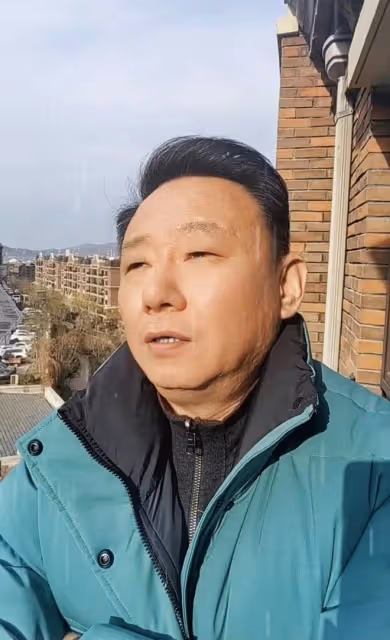 54歲演員邵峰現身顯失意，站北京家露天陽台高歌，白髮多發福難認