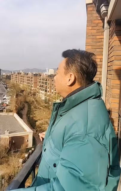 54歲演員邵峰現身顯失意，站北京家露天陽台高歌，白髮多發福難認