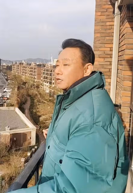 54歲演員邵峰現身顯失意，站北京家露天陽台高歌，白髮多發福難認