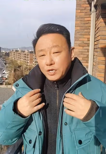 54歲演員邵峰現身顯失意，站北京家露天陽台高歌，白髮多發福難認