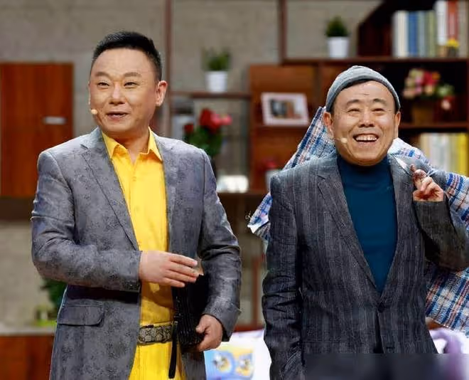 54歲演員邵峰現身顯失意，站北京家露天陽台高歌，白髮多發福難認