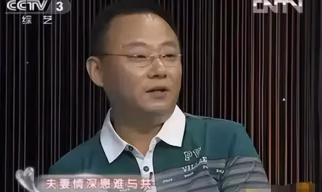 54歲演員邵峰現身顯失意，站北京家露天陽台高歌，白髮多發福難認