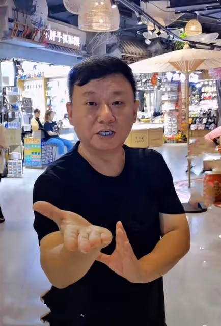 54歲演員邵峰現身顯失意，站北京家露天陽台高歌，白髮多發福難認