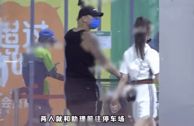 黃子韜亂扔菸頭素質差，與徐藝洋逛街過二人世界，同回別墅疑同居