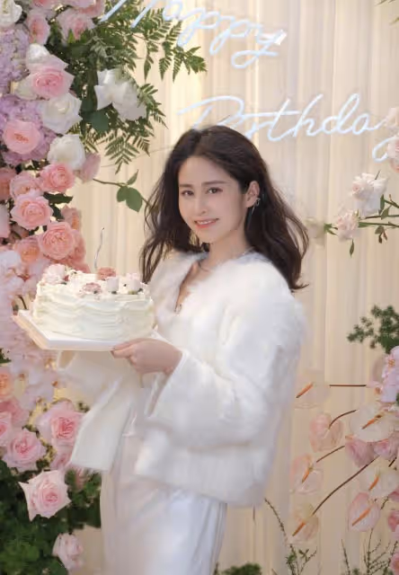 穎兒抱女兒慶生，與景甜貼臉合影，老公付辛博未現身引婚變猜測