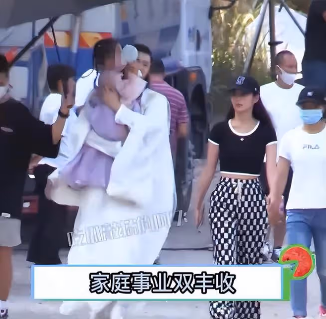 穎兒抱女兒慶生，與景甜貼臉合影，老公付辛博未現身引婚變猜測