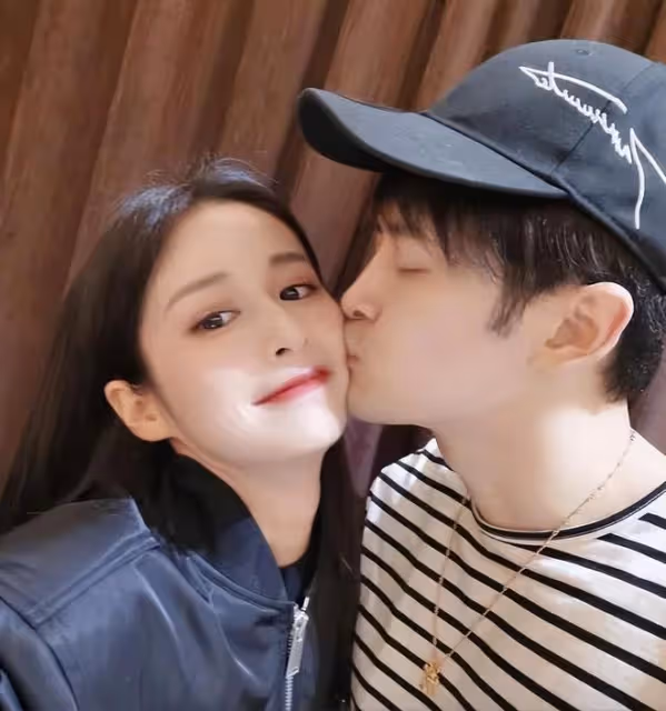 穎兒抱女兒慶生，與景甜貼臉合影，老公付辛博未現身引婚變猜測