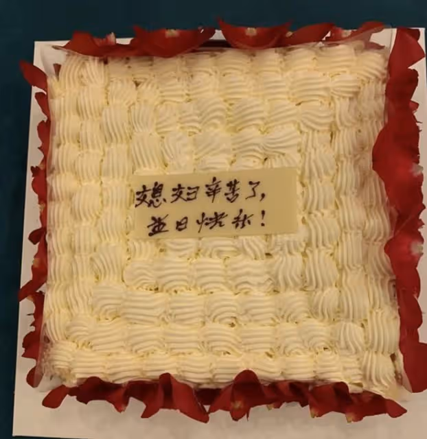 穎兒抱女兒慶生，與景甜貼臉合影，老公付辛博未現身引婚變猜測