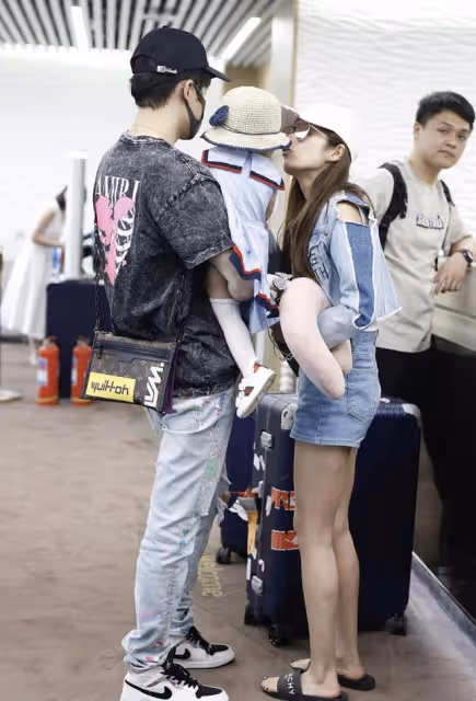 穎兒抱女兒慶生，與景甜貼臉合影，老公付辛博未現身引婚變猜測