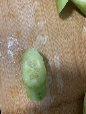 多30秒更誘人：黃瓜炒雞蛋（附簡單易學的黃瓜片切法）