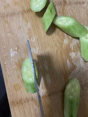 多30秒更誘人：黃瓜炒雞蛋（附簡單易學的黃瓜片切法）