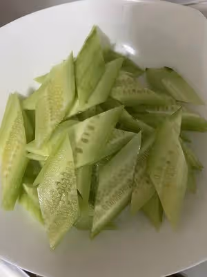 多30秒更誘人：黃瓜炒雞蛋（附簡單易學的黃瓜片切法）