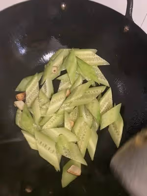 多30秒更誘人：黃瓜炒雞蛋（附簡單易學的黃瓜片切法）