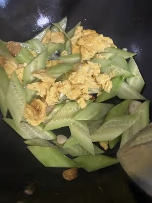 多30秒更誘人：黃瓜炒雞蛋（附簡單易學的黃瓜片切法）