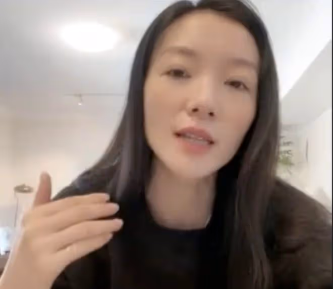 王傳君妻子齊溪現身活動，稱女兒得過新冠發燒致抽搐，自己被嚇壞