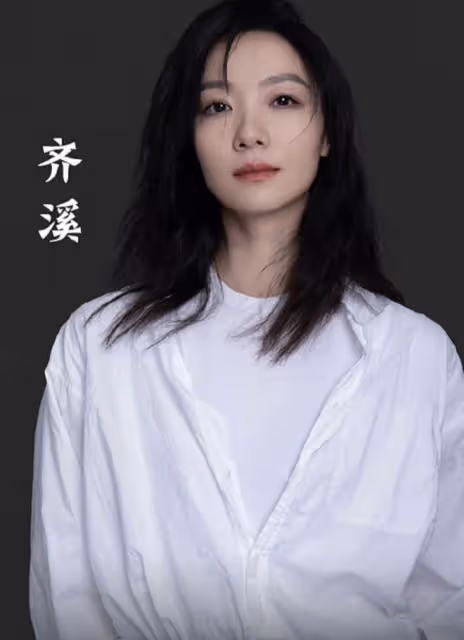 王傳君妻子齊溪現身活動，稱女兒得過新冠發燒致抽搐，自己被嚇壞