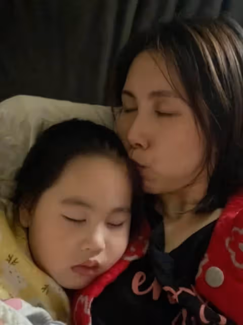 到廟裡求神救女兒！李亞萍痛哭「籤詩巧合預言」余苑綺2周後就病逝　他悲嘆：「求了3次結果都一樣...」　