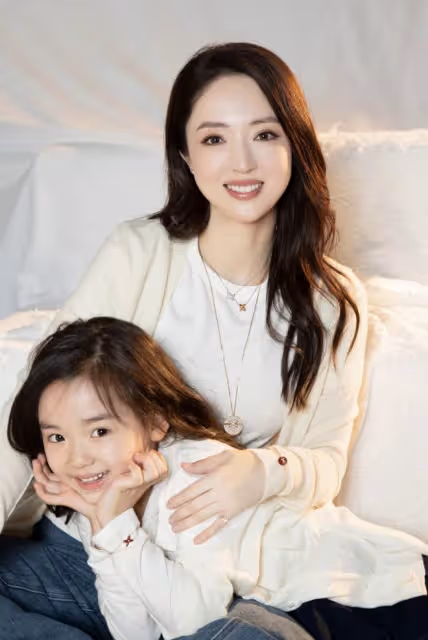 董璇母女拍溫馨寫真，6歲小酒窩托腮甜笑顏值高，越來越像高雲翔