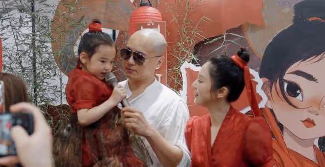 董璇母女拍溫馨寫真，6歲小酒窩托腮甜笑顏值高，越來越像高雲翔