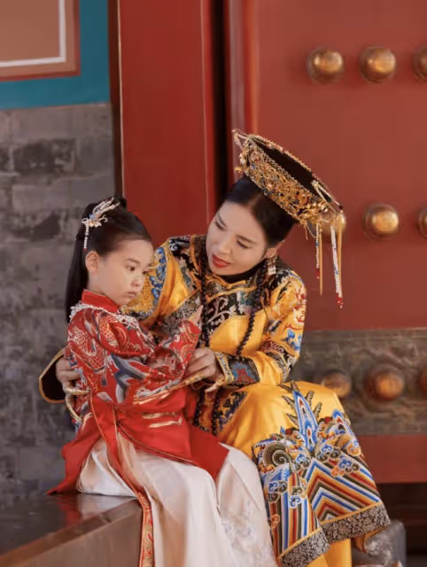 董璇母女拍溫馨寫真，6歲小酒窩托腮甜笑顏值高，越來越像高雲翔