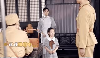 董璇母女拍溫馨寫真，6歲小酒窩托腮甜笑顏值高，越來越像高雲翔