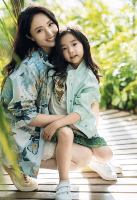董璇母女拍溫馨寫真，6歲小酒窩托腮甜笑顏值高，越來越像高雲翔