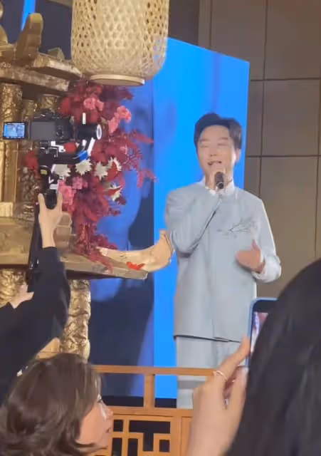 李玉剛參加親友婚禮登台獻唱，打扮正式現場落淚，選歌不當引熱議