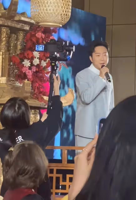 李玉剛參加親友婚禮登台獻唱，打扮正式現場落淚，選歌不當引熱議