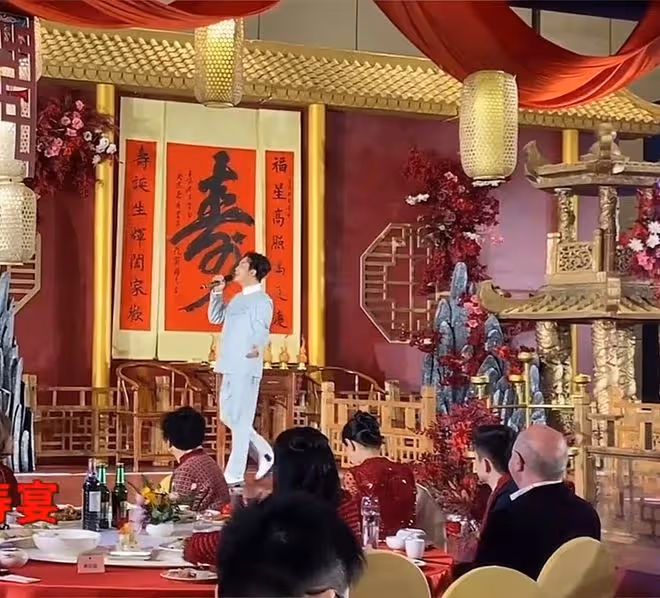 李玉剛參加親友婚禮登台獻唱，打扮正式現場落淚，選歌不當引熱議