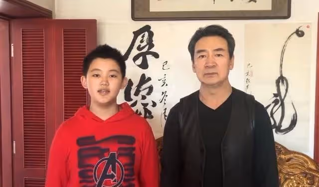 憑《情深深雨濛濛》爆紅！68歲男演員被前妻「花光積蓄後」愛上小24歲的嬌妻　同居3年後「卻提出分手」：你去找別人吧