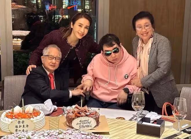 51歲黎姿曬全家福為父親慶生，弟弟坐輪椅罕出鏡，66歲老公笑容爽朗
