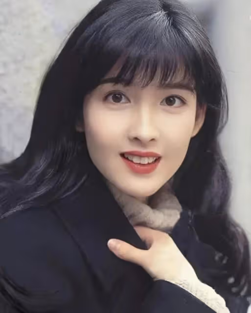 55歲周慧敏現身豪華餐廳，打扮樸素仍有女神范兒，膚白貌美似凍齡