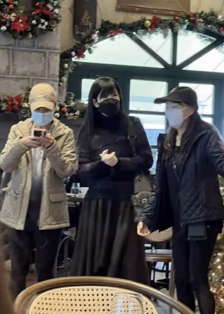 55歲周慧敏現身豪華餐廳，打扮樸素仍有女神范兒，膚白貌美似凍齡