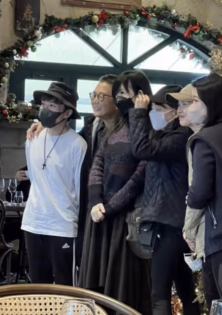 55歲周慧敏現身豪華餐廳，打扮樸素仍有女神范兒，膚白貌美似凍齡