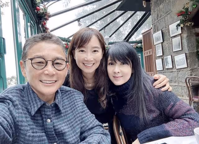 55歲周慧敏現身豪華餐廳，打扮樸素仍有女神范兒，膚白貌美似凍齡