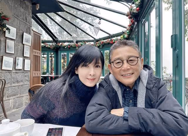 55歲周慧敏現身豪華餐廳，打扮樸素仍有女神范兒，膚白貌美似凍齡