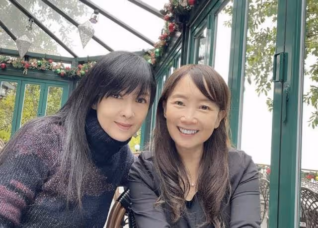 55歲周慧敏現身豪華餐廳，打扮樸素仍有女神范兒，膚白貌美似凍齡
