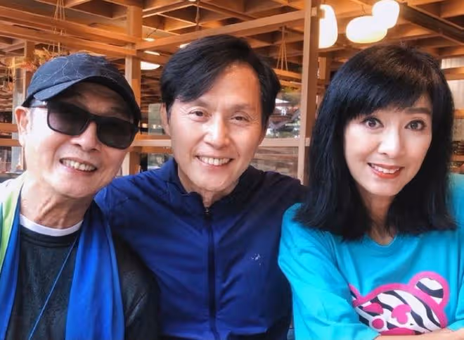 米雪與66歲男星聚會！抱作一團被摸頭不避嫌，男友去世後單身多年