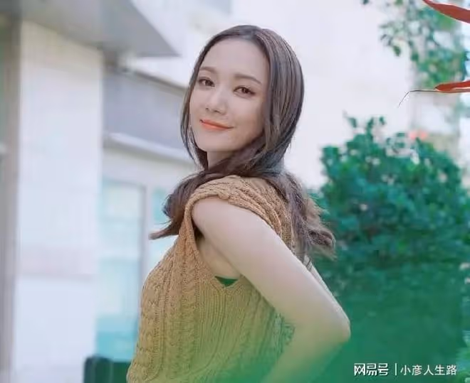 新片艷壓兩大女主！知名港姐亞軍顏值高身材好，內地撈金熱議度高