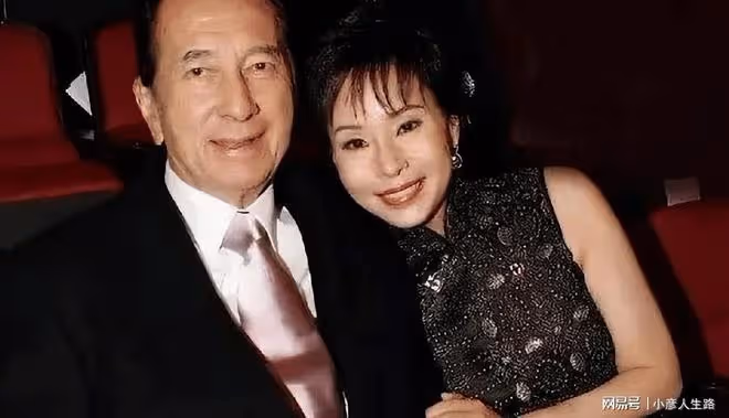 稱黎婉華為大太太，卻叫梁安琪阿姨，何超蓮區別對待賭王兩位夫人