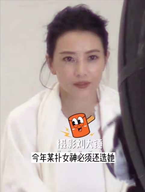 43歲高圓圓無濾鏡工作圖曝光，肌膚白皙緊緻，穿禮裙秀香肩顯知性