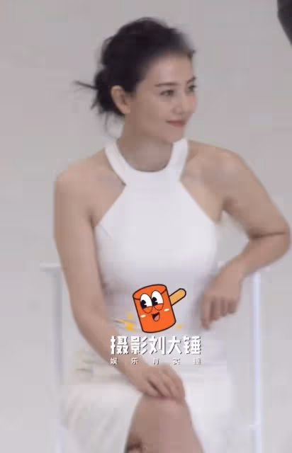 43歲高圓圓無濾鏡工作圖曝光，肌膚白皙緊緻，穿禮裙秀香肩顯知性