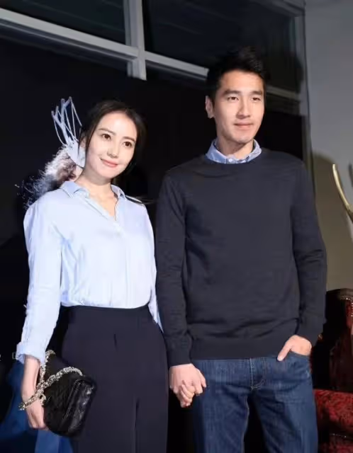 43歲高圓圓無濾鏡工作圖曝光，肌膚白皙緊緻，穿禮裙秀香肩顯知性