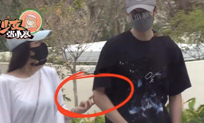 秦嵐魏大勛姐弟戀實錘！兩人挽手游三亞同住酒店，男方心不在焉