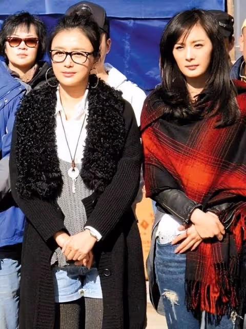 秦嵐魏大勛姐弟戀實錘！兩人挽手游三亞同住酒店，男方心不在焉