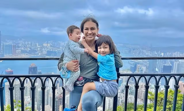 香港名模曬高難度瑜伽！柔韌度堪比少女，未婚先孕為富商生了兩子