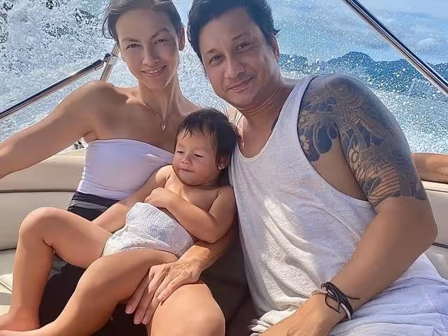 香港名模曬高難度瑜伽！柔韌度堪比少女，未婚先孕為富商生了兩子
