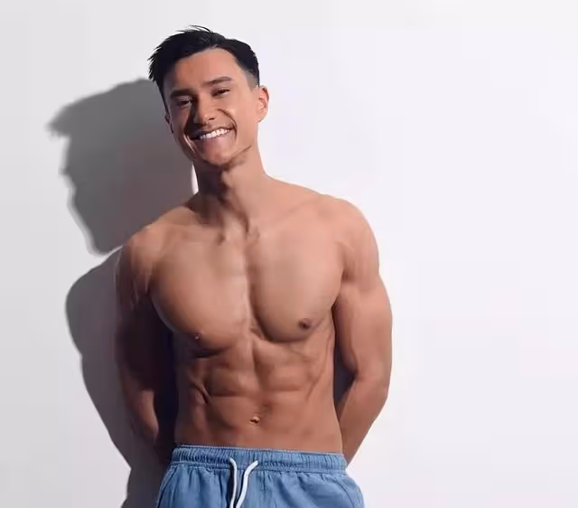 TVB新一代男神新劇再秀好身材！幾乎全裸出鏡，成「御用裸男」